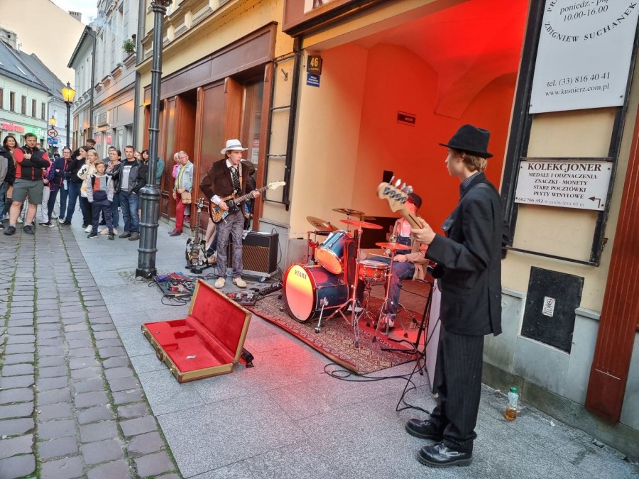 Trzypiętrowa scena na środku ulicy. Koncert, jakiego jeszcze w Bielsku-Białej nie było! ZDJĘCIA