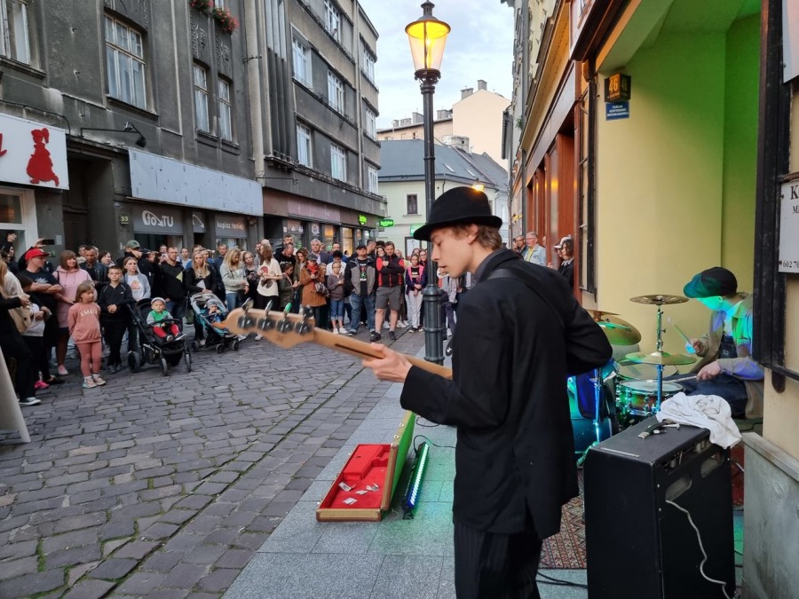 Trzypiętrowa scena na środku ulicy. Koncert, jakiego jeszcze w Bielsku-Białej nie było! ZDJĘCIA