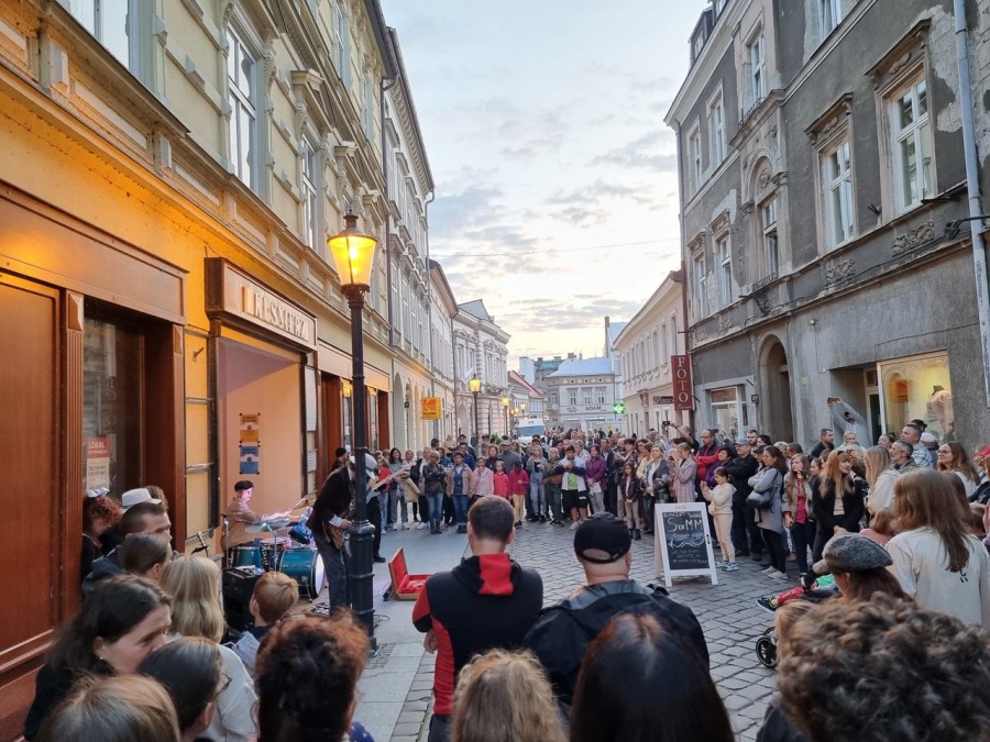 Trzypiętrowa scena na środku ulicy. Koncert, jakiego jeszcze w Bielsku-Białej nie było! ZDJĘCIA