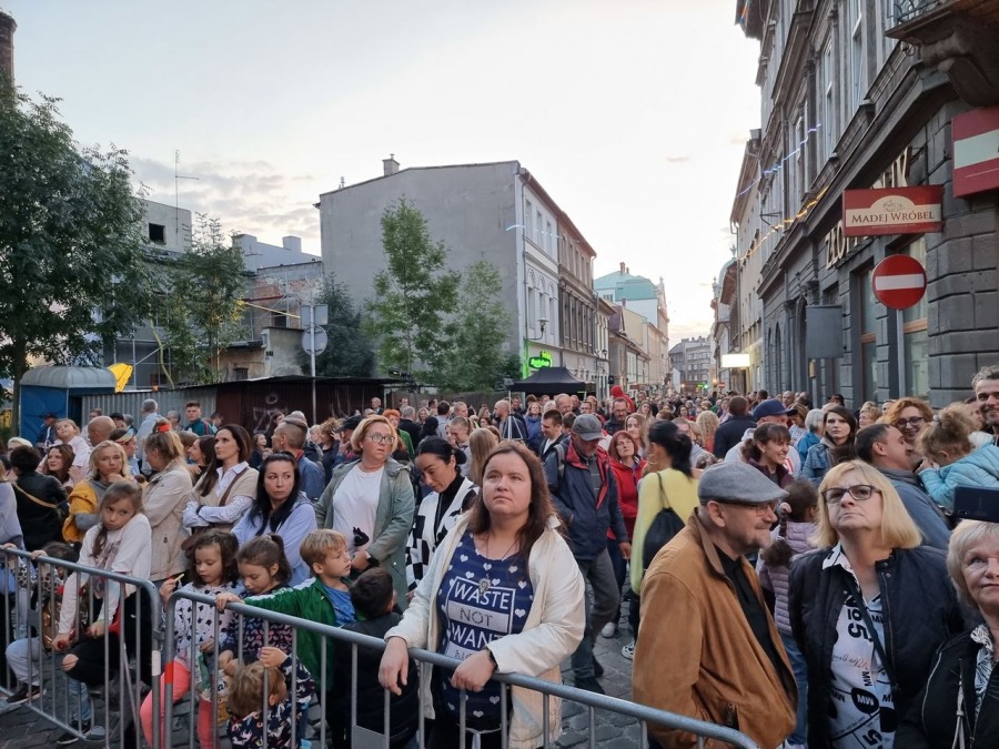 Trzypiętrowa scena na środku ulicy. Koncert, jakiego jeszcze w Bielsku-Białej nie było! ZDJĘCIA