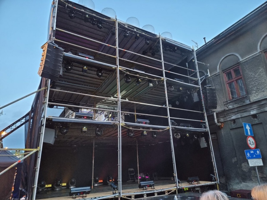 Trzypiętrowa scena na środku ulicy. Koncert, jakiego jeszcze w Bielsku-Białej nie było! ZDJĘCIA