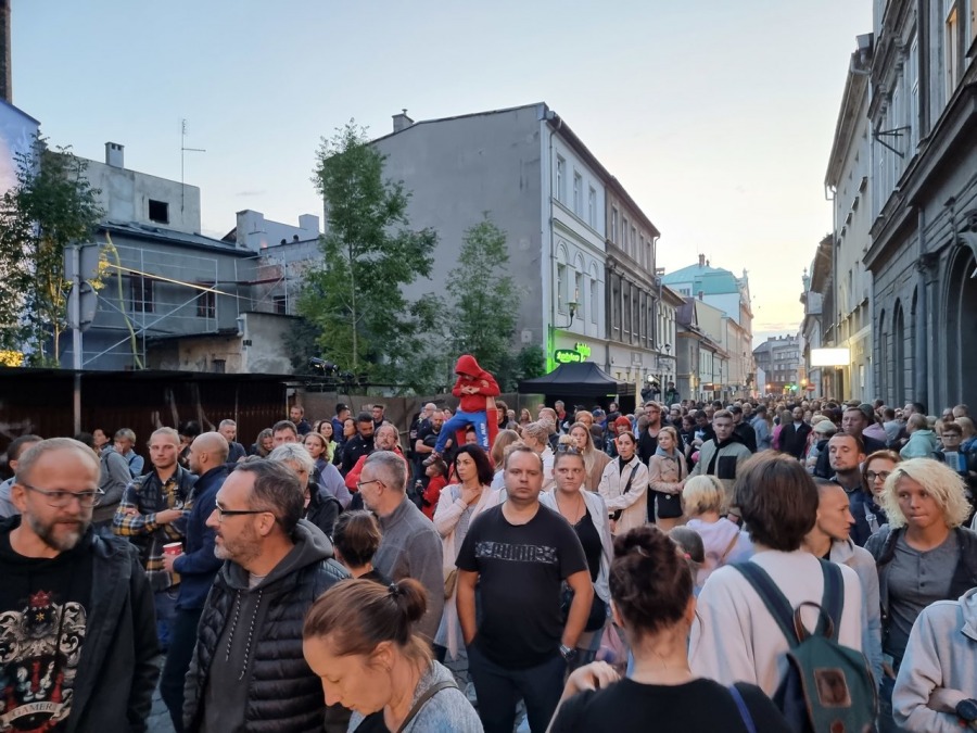 Trzypiętrowa scena na środku ulicy. Koncert, jakiego jeszcze w Bielsku-Białej nie było! ZDJĘCIA