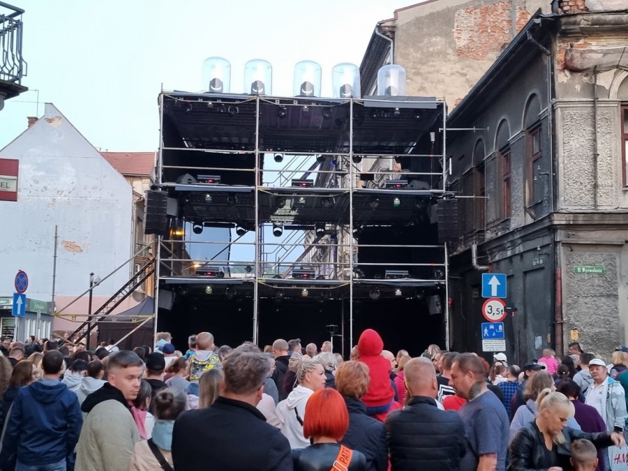 Trzypiętrowa scena na środku ulicy. Koncert, jakiego jeszcze w Bielsku-Białej nie było! ZDJĘCIA