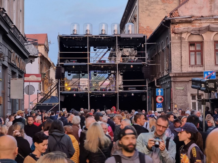 Trzypiętrowa scena na środku ulicy. Koncert, jakiego jeszcze w Bielsku-Białej nie było! ZDJĘCIA