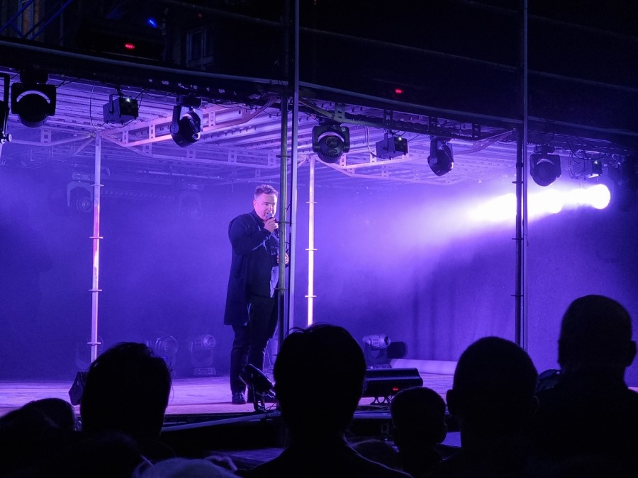Trzypiętrowa scena na środku ulicy. Koncert, jakiego jeszcze w Bielsku-Białej nie było! ZDJĘCIA