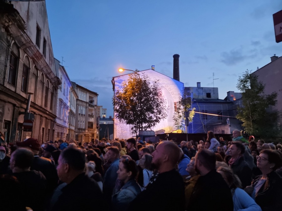 Trzypiętrowa scena na środku ulicy. Koncert, jakiego jeszcze w Bielsku-Białej nie było! ZDJĘCIA