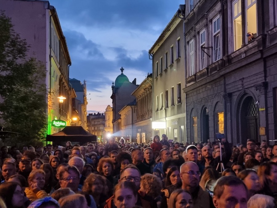 Trzypiętrowa scena na środku ulicy. Koncert, jakiego jeszcze w Bielsku-Białej nie było! ZDJĘCIA