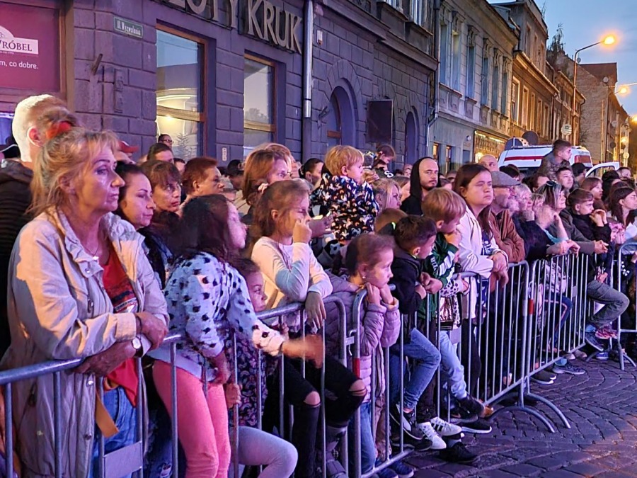 Trzypiętrowa scena na środku ulicy. Koncert, jakiego jeszcze w Bielsku-Białej nie było! ZDJĘCIA