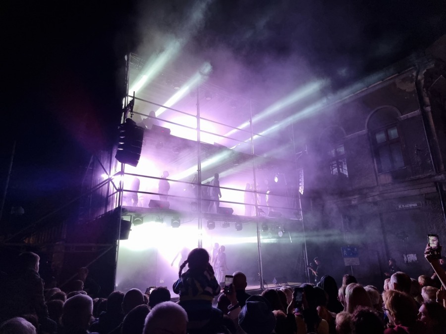Trzypiętrowa scena na środku ulicy. Koncert, jakiego jeszcze w Bielsku-Białej nie było! ZDJĘCIA