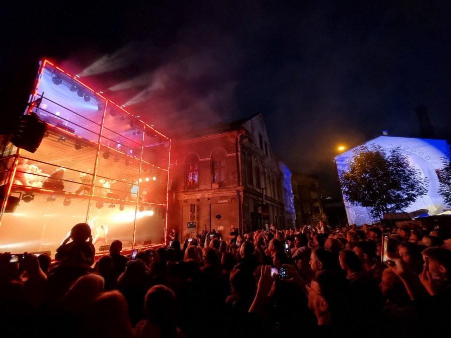 Trzypiętrowa scena na środku ulicy. Koncert, jakiego jeszcze w Bielsku-Białej nie było! ZDJĘCIA