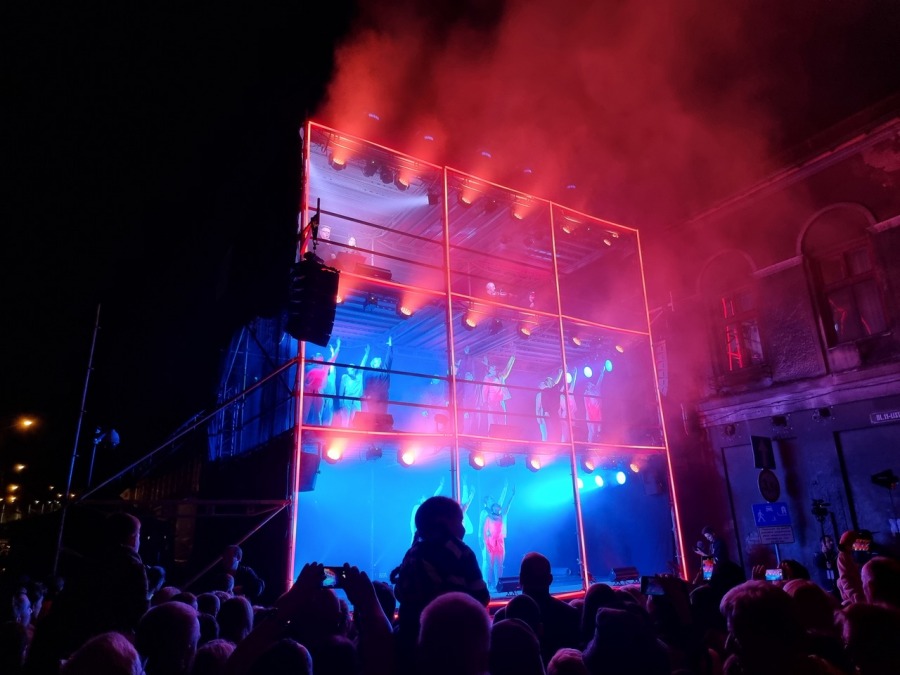 Trzypiętrowa scena na środku ulicy. Koncert, jakiego jeszcze w Bielsku-Białej nie było! ZDJĘCIA