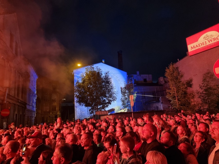 Trzypiętrowa scena na środku ulicy. Koncert, jakiego jeszcze w Bielsku-Białej nie było! ZDJĘCIA