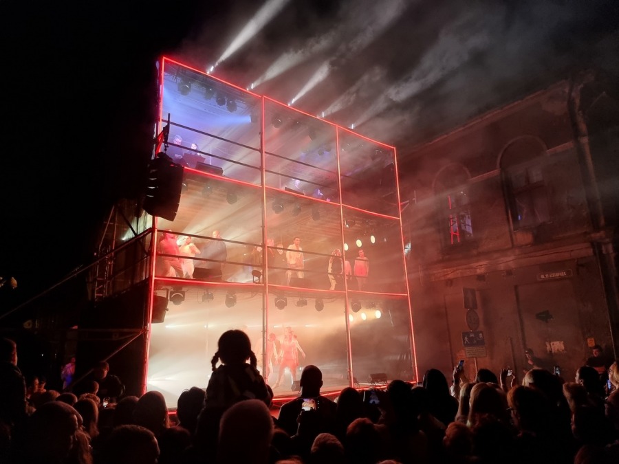Trzypiętrowa scena na środku ulicy. Koncert, jakiego jeszcze w Bielsku-Białej nie było! ZDJĘCIA