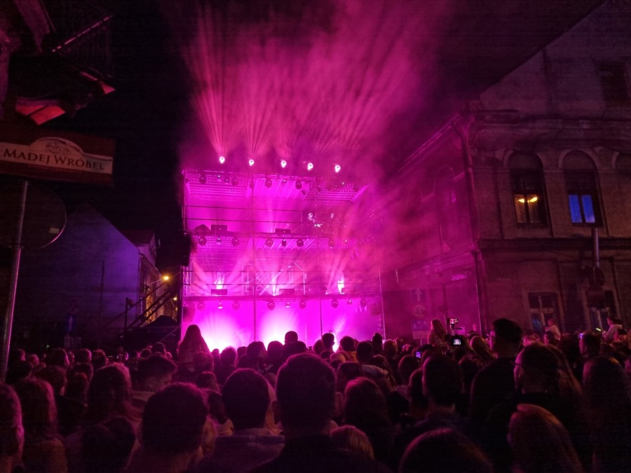 Trzypiętrowa scena na środku ulicy. Koncert, jakiego jeszcze w Bielsku-Białej nie było! ZDJĘCIA