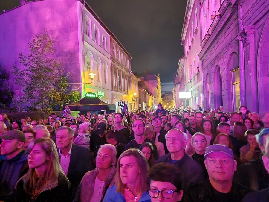 Trzypiętrowa scena na środku ulicy. Koncert, jakiego jeszcze w Bielsku-Białej nie było! ZDJĘCIA