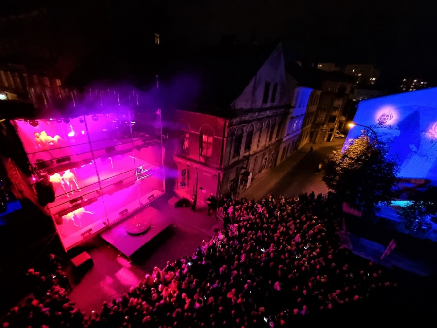 Trzypiętrowa scena na środku ulicy. Koncert, jakiego jeszcze w Bielsku-Białej nie było! ZDJĘCIA