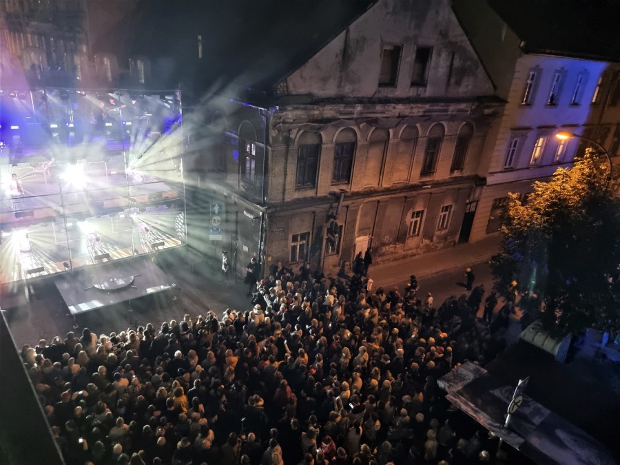 Trzypiętrowa scena na środku ulicy. Koncert, jakiego jeszcze w Bielsku-Białej nie było! ZDJĘCIA