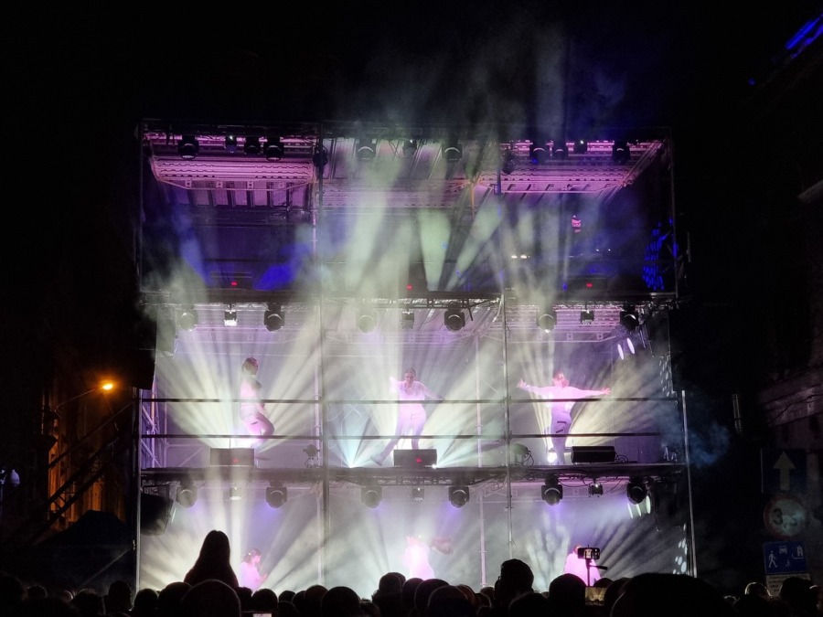 Trzypiętrowa scena na środku ulicy. Koncert, jakiego jeszcze w Bielsku-Białej nie było! ZDJĘCIA