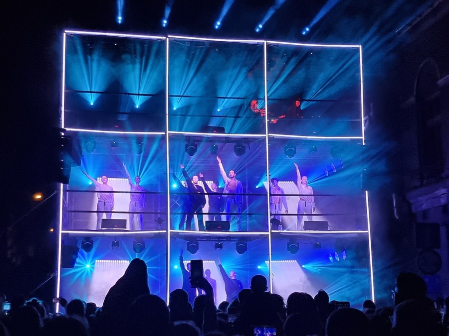 Trzypiętrowa scena na środku ulicy. Koncert, jakiego jeszcze w Bielsku-Białej nie było! ZDJĘCIA