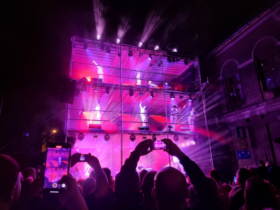 Trzypiętrowa scena na środku ulicy. Koncert, jakiego jeszcze w Bielsku-Białej nie było! ZDJĘCIA