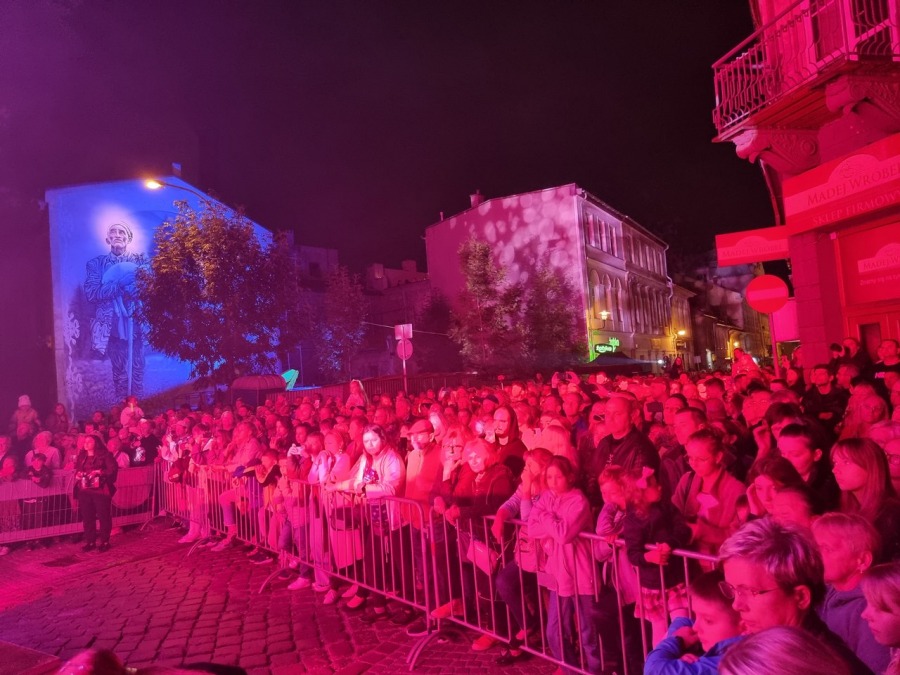 Trzypiętrowa scena na środku ulicy. Koncert, jakiego jeszcze w Bielsku-Białej nie było! ZDJĘCIA