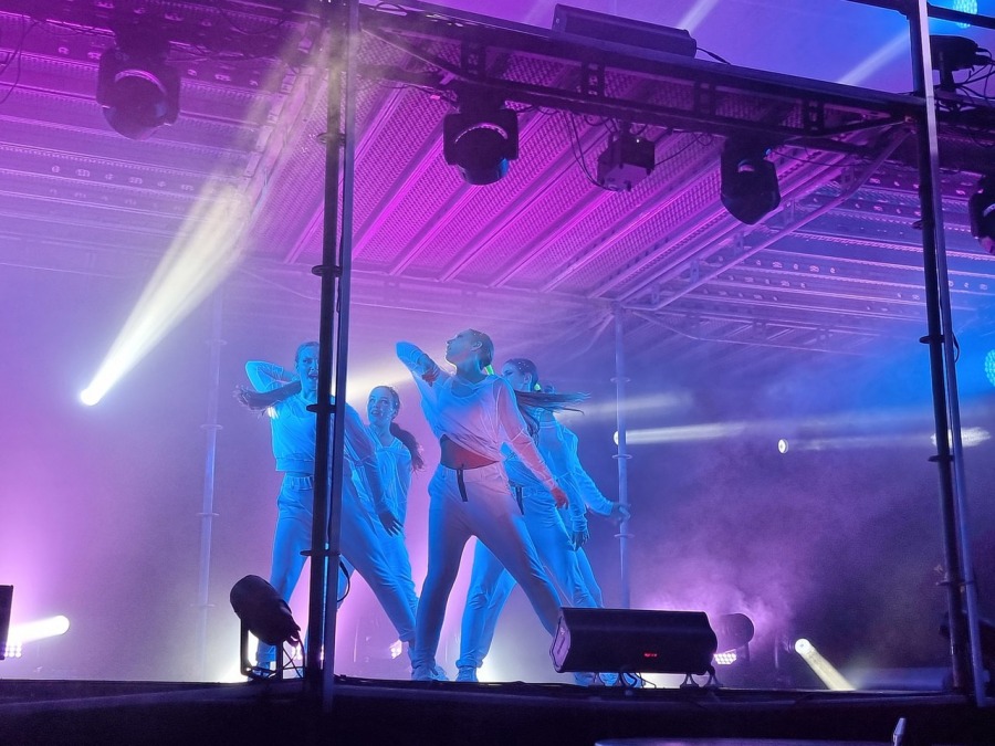 Trzypiętrowa scena na środku ulicy. Koncert, jakiego jeszcze w Bielsku-Białej nie było! ZDJĘCIA