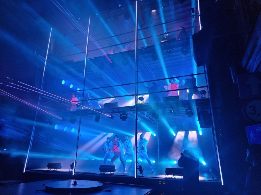 Trzypiętrowa scena na środku ulicy. Koncert, jakiego jeszcze w Bielsku-Białej nie było! ZDJĘCIA