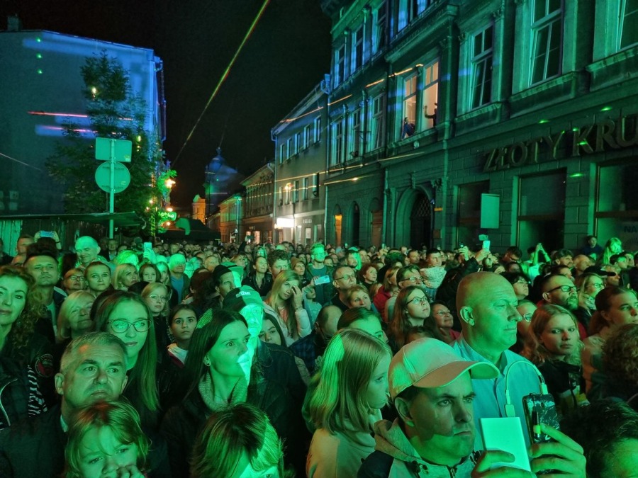 Trzypiętrowa scena na środku ulicy. Koncert, jakiego jeszcze w Bielsku-Białej nie było! ZDJĘCIA