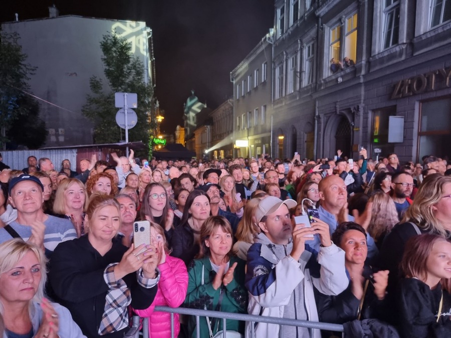 Trzypiętrowa scena na środku ulicy. Koncert, jakiego jeszcze w Bielsku-Białej nie było! ZDJĘCIA