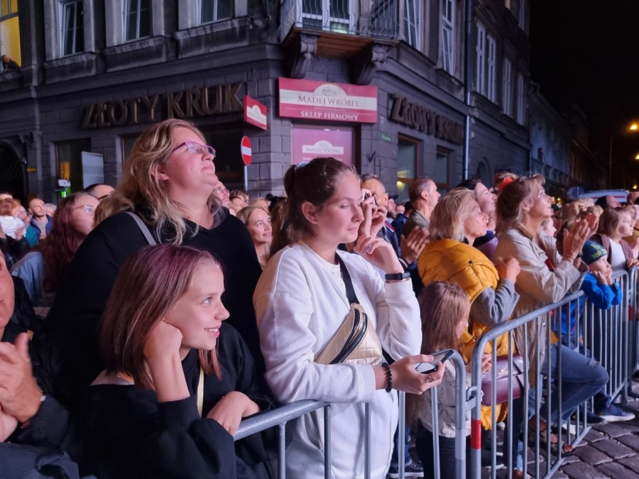 Trzypiętrowa scena na środku ulicy. Koncert, jakiego jeszcze w Bielsku-Białej nie było! ZDJĘCIA
