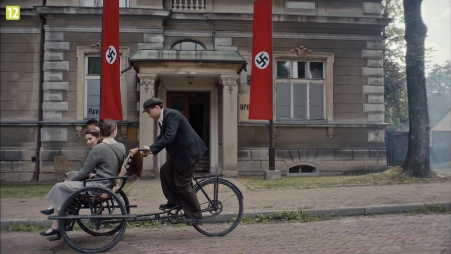 „Wojenne dziewczyny” z Bielska-Białej już na ekranach! Poznajecie te ulice i budynki? ZDJĘCIA