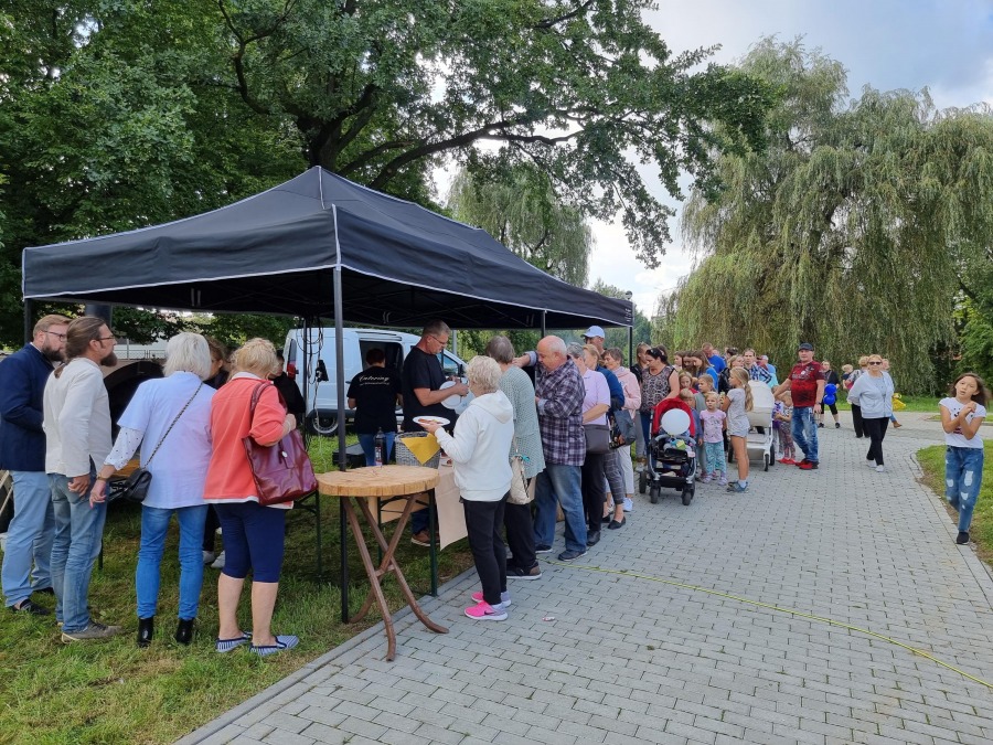 Sąsiedzi bawili się na osiedlu. Masa ludzi mimo fatalnych prognoz ZDJĘCIA