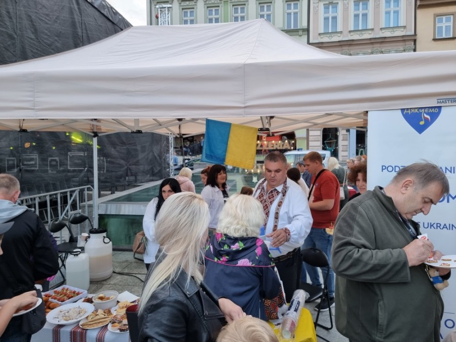 Piękny gest Ukraińców wobec bielszczan. Stoły uginały się od pysznego jedzenia ZDJĘCIA