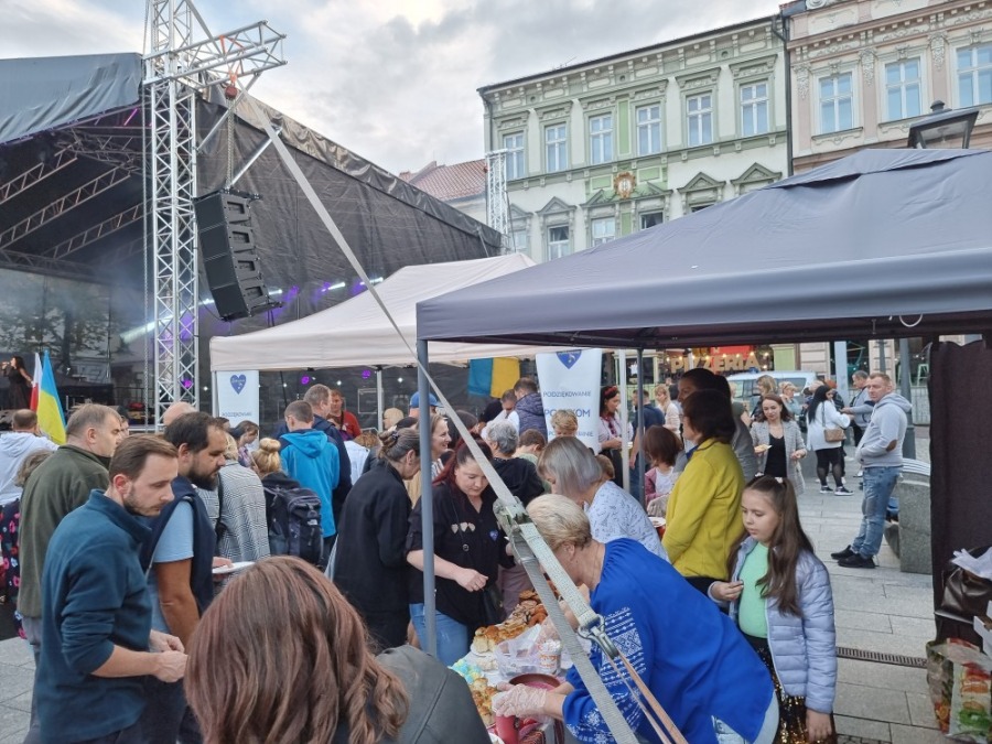 Piękny gest Ukraińców wobec bielszczan. Stoły uginały się od pysznego jedzenia ZDJĘCIA