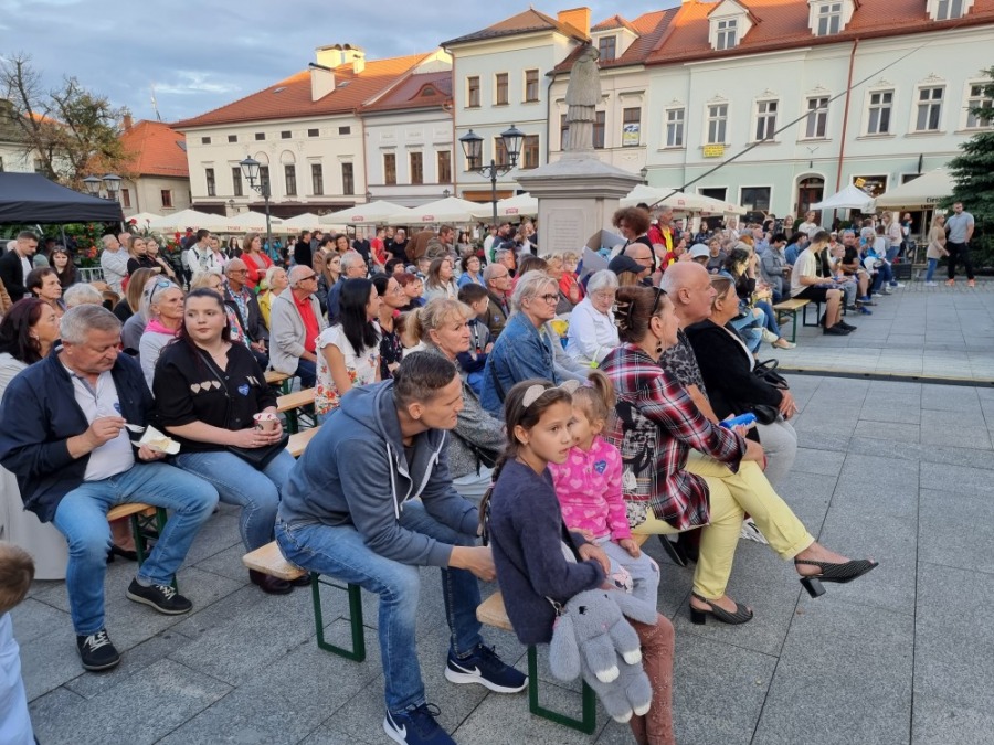 Piękny gest Ukraińców wobec bielszczan. Stoły uginały się od pysznego jedzenia ZDJĘCIA