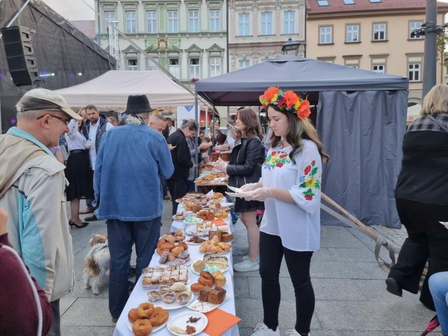 Piękny gest Ukraińców wobec bielszczan. Stoły uginały się od pysznego jedzenia ZDJĘCIA