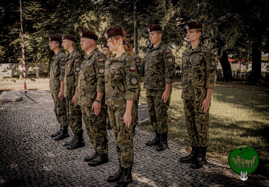 Uczą obsługi broni palnej i podstaw taktyki. Szkolenia dla nastolatków i dorosłych