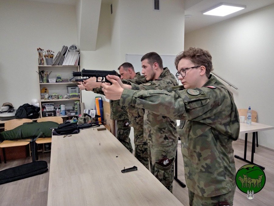 Uczą obsługi broni palnej i podstaw taktyki. Szkolenia dla nastolatków i dorosłych