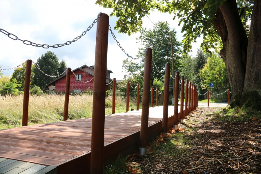 Podwieszane chodniki w Cygańskim Lesie. Kostka brukowa przepuszcza wodę jak gąbka - foto
