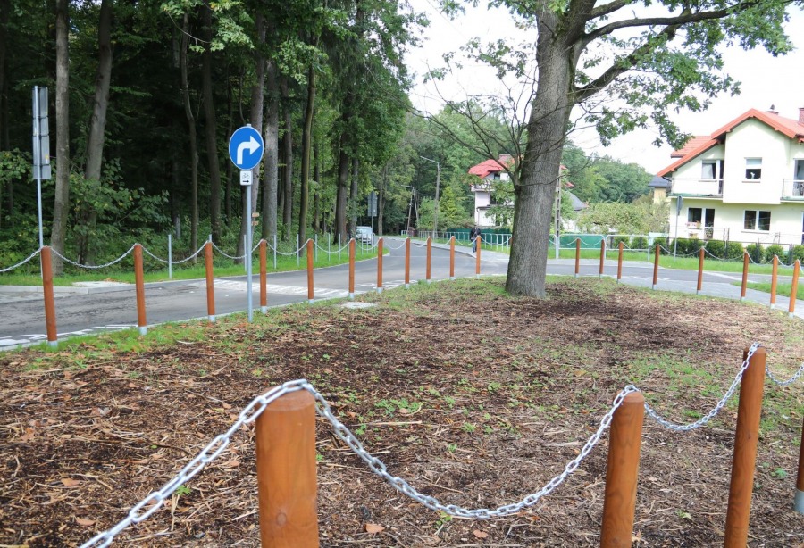 Podwieszane chodniki w Cygańskim Lesie. Kostka brukowa przepuszcza wodę jak gąbka - foto