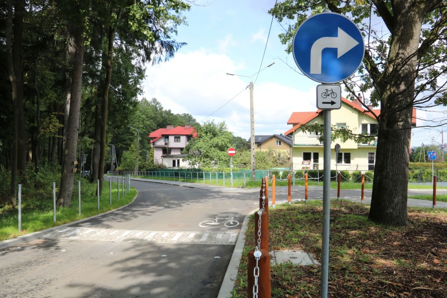 Podwieszane chodniki w Cygańskim Lesie. Kostka brukowa przepuszcza wodę jak gąbka - foto