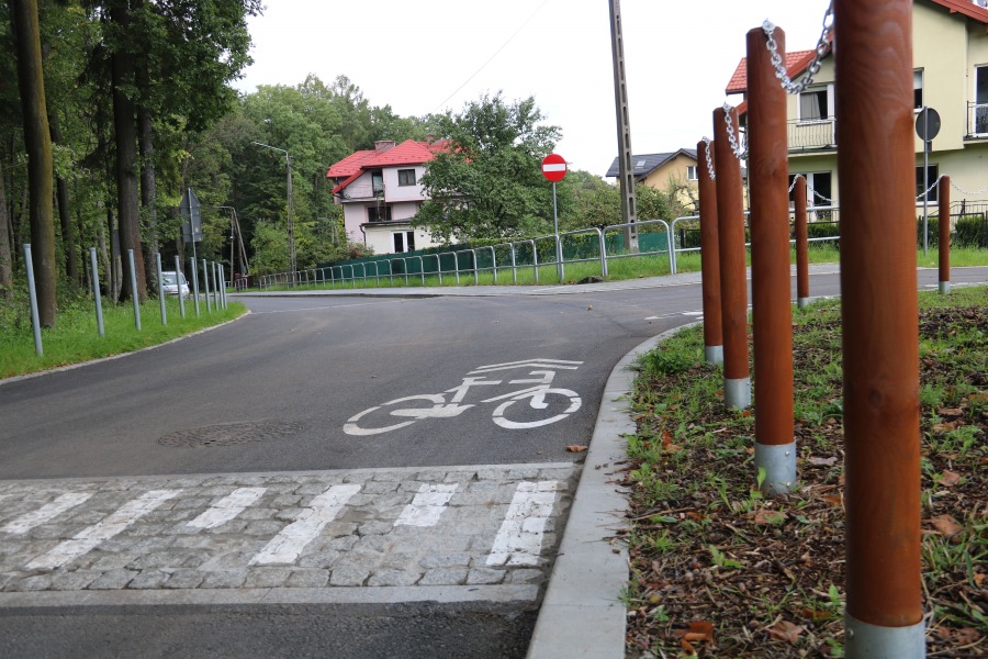 Podwieszane chodniki w Cygańskim Lesie. Kostka brukowa przepuszcza wodę jak gąbka - foto