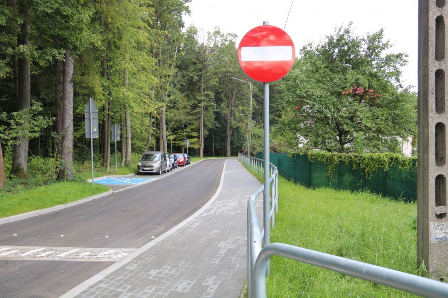 Podwieszane chodniki w Cygańskim Lesie. Kostka brukowa przepuszcza wodę jak gąbka - foto