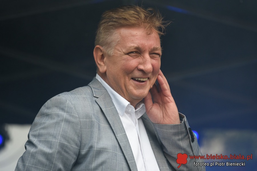 Prezydent celnie rzuca kaloszem. Wyjątkowo pyszna zabawa na bielskim osiedlu ZDJĘCIA