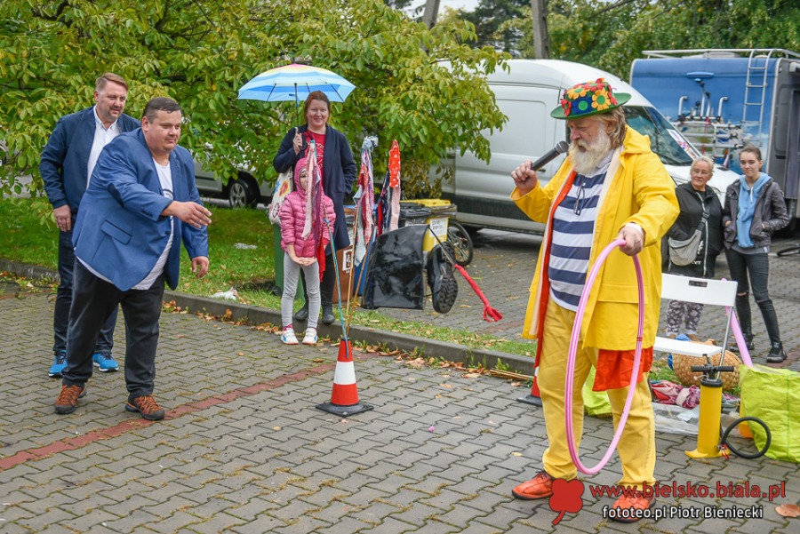 Prezydent celnie rzuca kaloszem. Wyjątkowo pyszna zabawa na bielskim osiedlu ZDJĘCIA