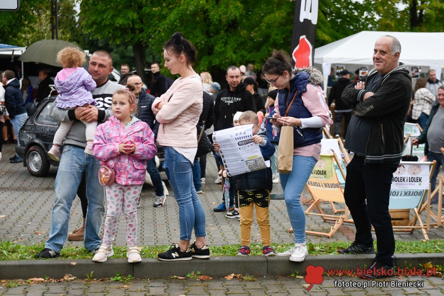Prezydent celnie rzuca kaloszem. Wyjątkowo pyszna zabawa na bielskim osiedlu ZDJĘCIA