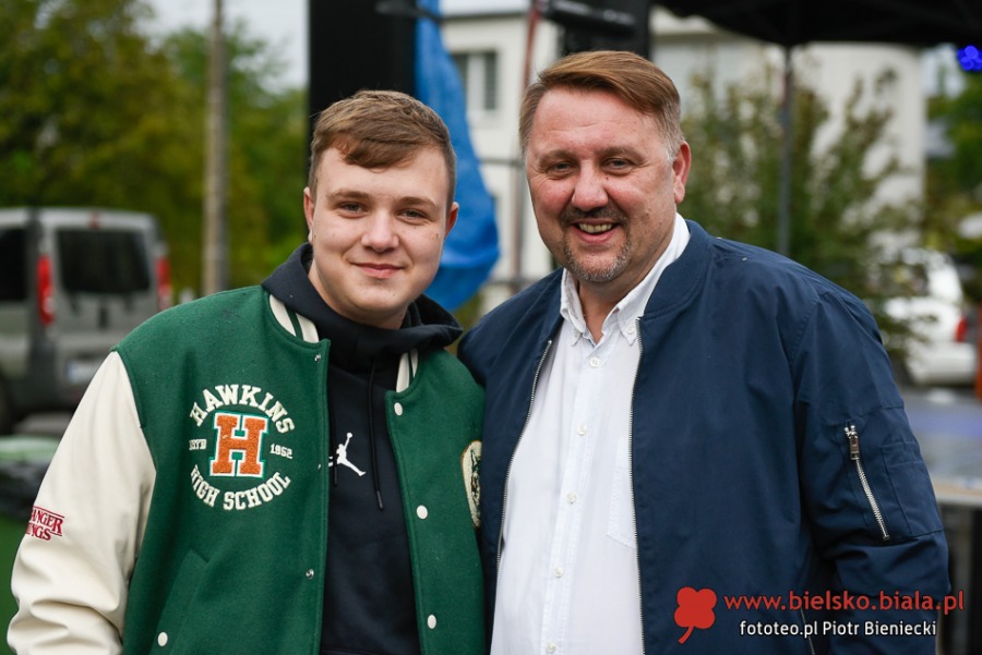 Prezydent celnie rzuca kaloszem. Wyjątkowo pyszna zabawa na bielskim osiedlu ZDJĘCIA