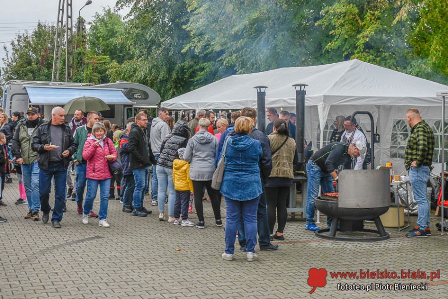 Prezydent celnie rzuca kaloszem. Wyjątkowo pyszna zabawa na bielskim osiedlu ZDJĘCIA