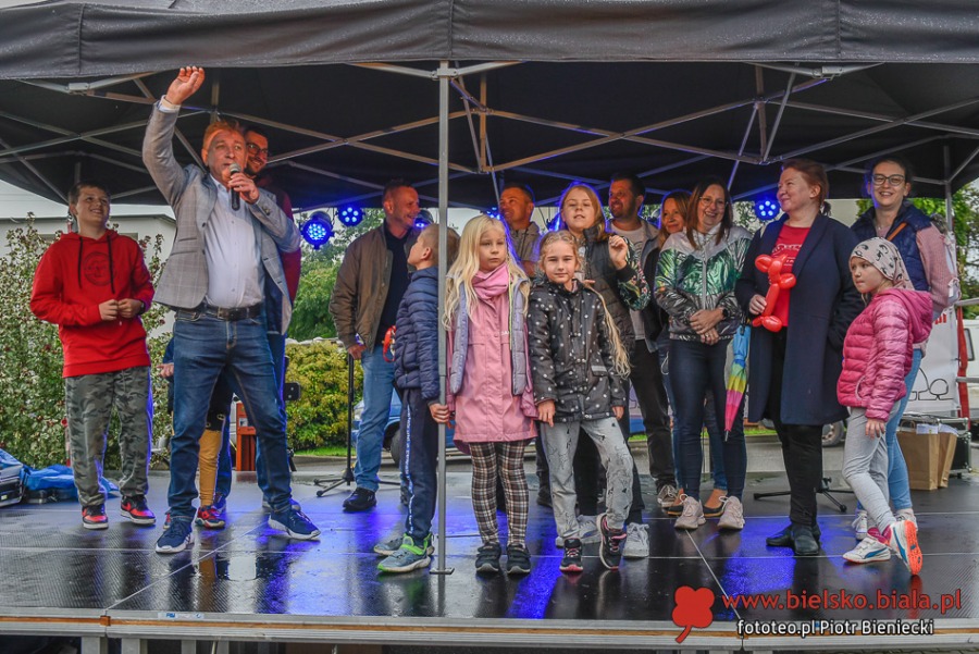 Prezydent celnie rzuca kaloszem. Wyjątkowo pyszna zabawa na bielskim osiedlu ZDJĘCIA