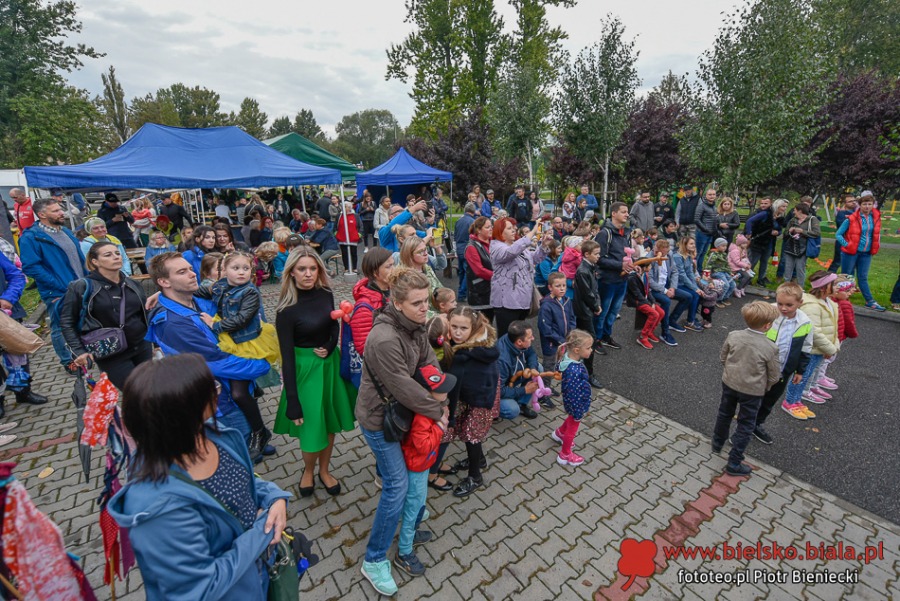 Prezydent celnie rzuca kaloszem. Wyjątkowo pyszna zabawa na bielskim osiedlu ZDJĘCIA